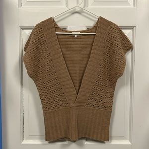 Generra Short Sleeve Sweater With Deep V-_Neck In Excellent Preowned Condition